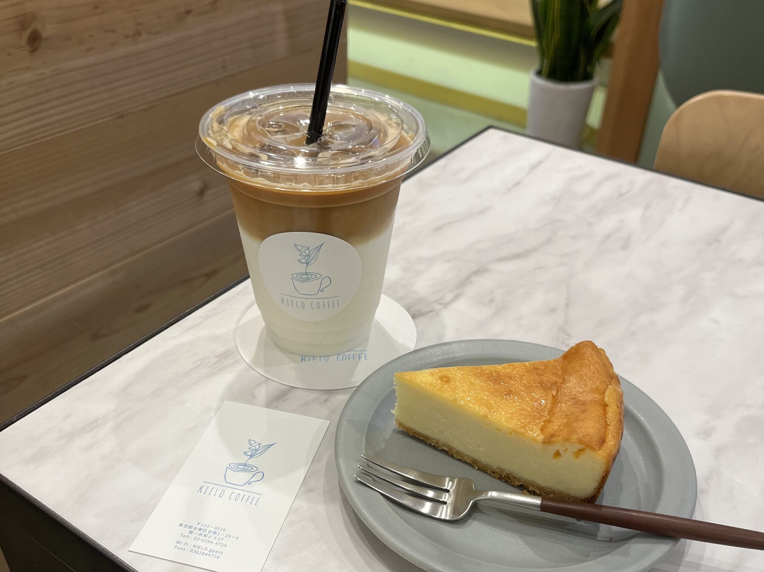 KIERO COFFEEのアイスカフェラテとチーズケーキ