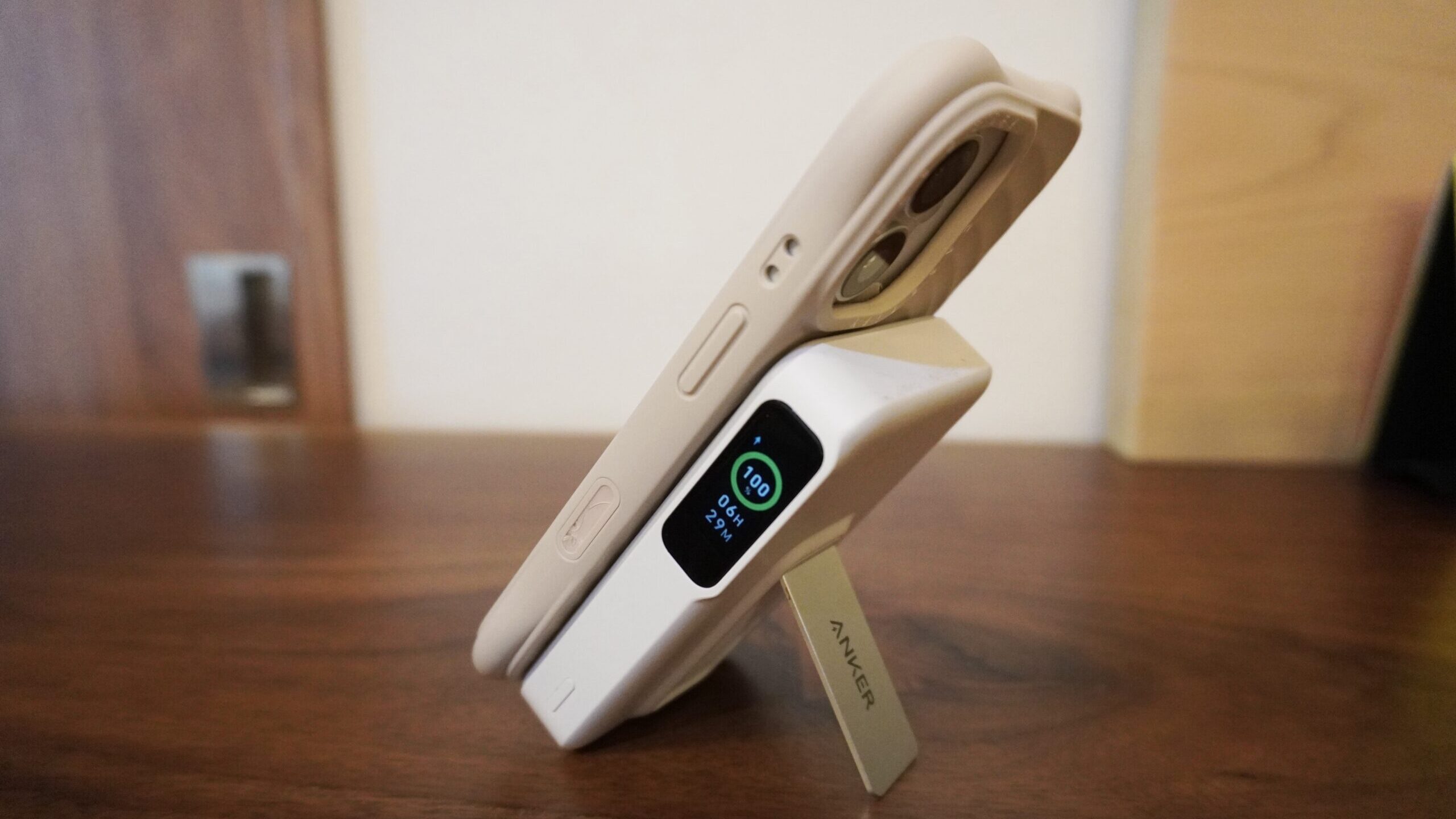 スマホに装着したときのAnker Power Bank 10000mAh